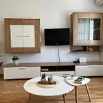 Apartman Lora *