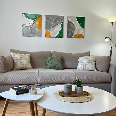 Apartman Lora *